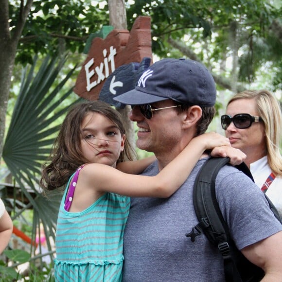 La dernière photo de Tom et Suri ensemble au parc aquatique Typhoon Lagoon à Walt Disney World, Orlando, Floride. Tom porte Suri hors de la cabane privée qu'ils ont louée pour la journée, vers la sortie du parc. Un employé du parc porte la tasse de soda Disney de Suri. Suri tient dans sa main un pin's Disney qu'un employé lui a donné. Miami, FL, États-Unis, le 1er août 2012. Photo by Splash News/ABACAPRESS.COM