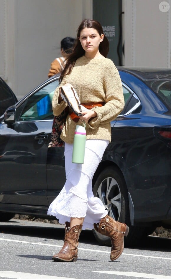 New York, NY - Suri Cruise a aujourd'hui 18 ans.
Suri was spotted in New York City, showcasing a trendy spring outfit just days after turning 18, donning a beige sweater, a white long skirt and cowboy boots. Pictured: Suri Cruise