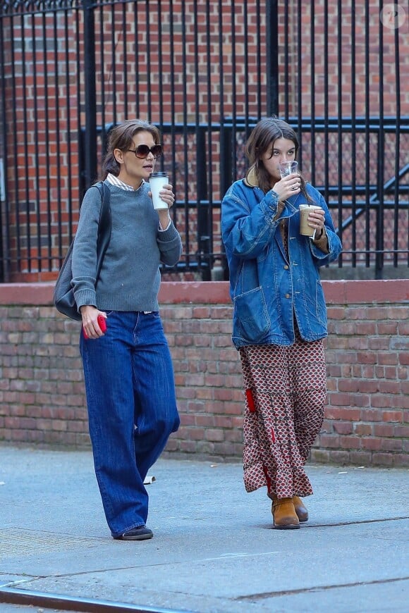 New York City, NY - EXCLUSIVE -Suri Cruise et da mère Katie Holmes dans NY.
Katie Holmes and her daughter Suri Cruise were seen enjoying a stroll together in NYC for the first time since Suri turned 18. Engaged in conversation and sipping their drinks, the duo shared a relaxed moment side by side. Pictured: Katie Holmes, Suri Cruise