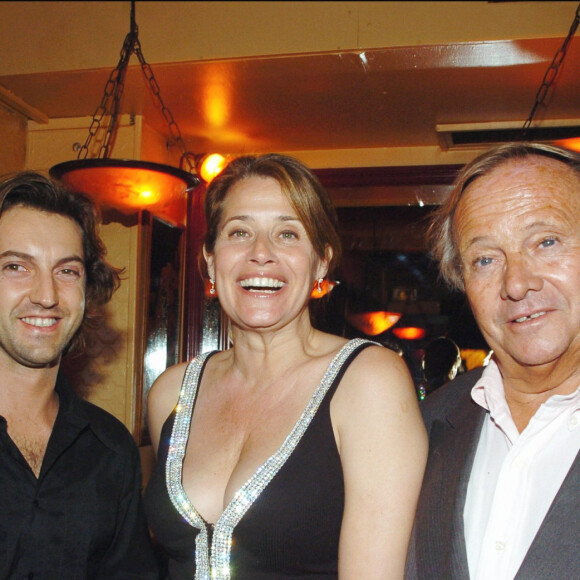 "Merci Papa. Il va falloir à présent apprendre à vivre sans .... Tristesse infinie. Fais un beau voyage", a écrit Sarah Poniatowski en légende d'un diaporama photo. 
Frédéric Diefenthal avec Jean Poniatowski chez Castel.