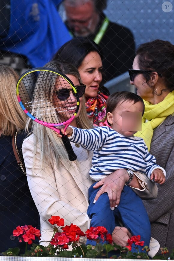 Le public n'a pas hésité à l'applaudir lorsqu'il a été montré à l'écran
 
Rafael Junior, le fils de Rafael Nadal, dans les tribunes du Masters 1000 de Madrid, le 25 avril 2024.