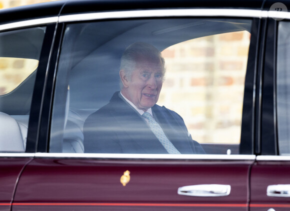 Le roi Charles III d'Angleterre, aperçu à la sortie du château de Windsor en direction de Clarence House à Londres, le 26 mars 2024. 