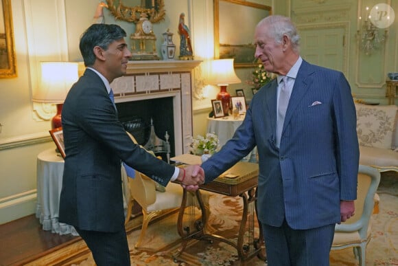 Le Premier ministre et les responsables militaires sont cependant au courant. 
Le roi Charles III d'Angleterre, rencontre le Premier ministre britannique Rishi Sunak pour sa première audience en personne depuis le diagnostic de cancer du roi, au palais de Buckingham, à Londres, Royaume-Uni, le 21 février 2024. 