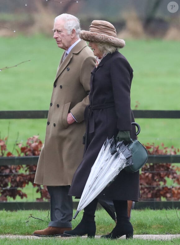 Le roi Charles III d'Angleterre et Camilla Parker Bowles, reine consort d'Angleterre, à la sortie de la messe du dimanche en l'église Sainte-Marie Madeleine à Sandringham. Le 18 février 2024 