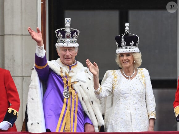 Les plans auraient été faits depuis le jour où il est monté sur le trône. 
Le roi Charles III d'Angleterre et Camilla Parker Bowles, reine consort d'Angleterre - La famille royale britannique salue la foule sur le balcon du palais de Buckingham lors de la cérémonie de couronnement du roi d'Angleterre à Londres le 5 mai 2023. 