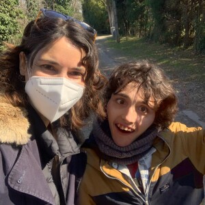 Autiste et polyhandicapé, le jeune homme était suivi en institut spécialisé depuis de nombreuses années. Il est malheureusement mort à l'âge de 17 ans.
Eglantine Emeyé maman d'un jeune Samy, polyhandicapé.