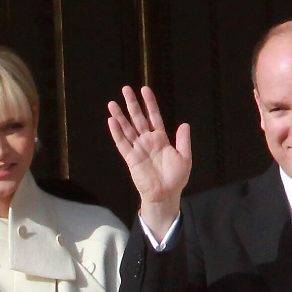 La princesse Charlène, avec la princesse Gabriella, et le prince Albert II, avec le prince héréditaire Jacques de Monaco.