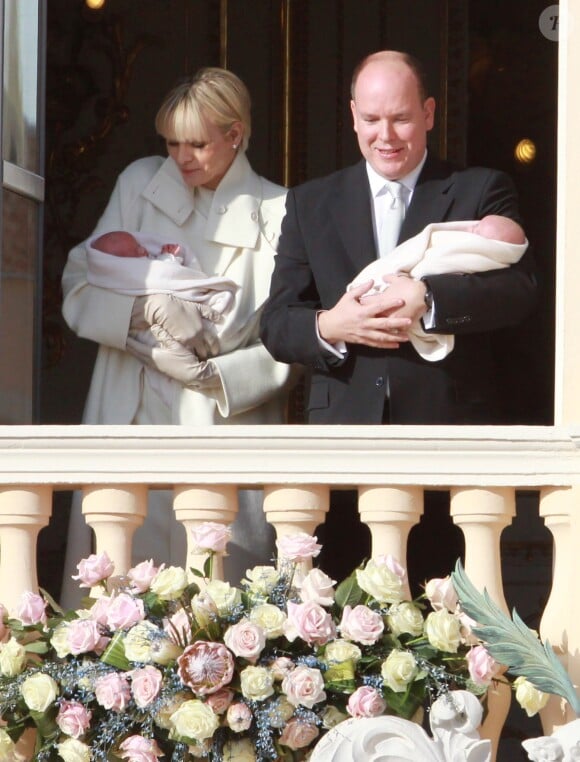La princesse Charlène, avec la princesse Gabriella, et le prince Albert II, avec le prince héréditaire Jacques de Monaco.