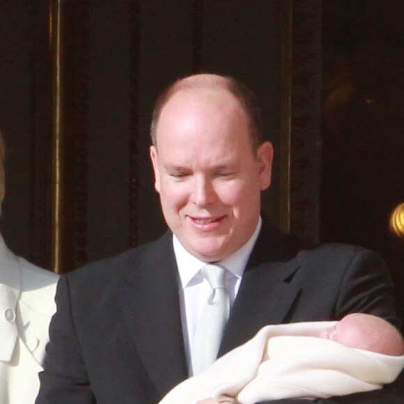 La princesse Charlène, avec la princesse Gabriella, et le prince Albert II, avec le prince héréditaire Jacques de Monaco.