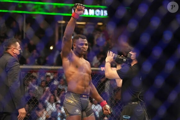 Le camerounais Francis Ngannou bat français Ciryl Gane à la décision et conserve son titre des poids lourds MMA d'UFC au Honda center à Anaheim, Californie, Etats-Unis, le 22 janvier 2022. © Dalton Hamm/Zuma Press/Bestimage