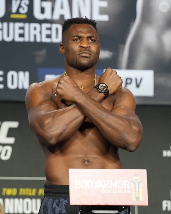 "Mon petit garçon, mon partenaire, Kobe, était plein de vie et de joie", ajoute-t-il
 
Francis Ngannou (Cameroun) lors de l'avant-combat opposant Ciryl Gane à Francis Ngannou lors de la pesée publique au Anaheim Convention Center à Anaheim, Californie, Etats-Unis, le 21 janvier 2022. © Dalton Hamm/Zuma Press/Bestimage