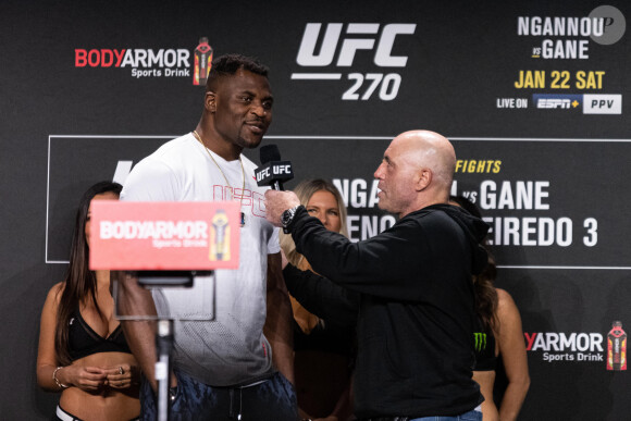 Francis Ngannou lors de l'avant-combat opposant Ciryl Gane à Francis Ngannou lors de la pesée publique au Anaheim Convention Center à Anaheim, Californie, Etats-Unis, le 21 janvier 2022. © Dalton Hamm/Zuma Press/Bestimage