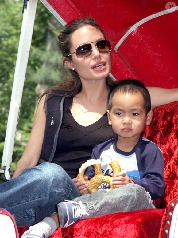 Tout juste arrivée de Londres, l'actrice Angelina Jolie emmène son fils Maddox pour leur activité préférée, une promenade en calèche dans Central Park. Ils ont également fait un tour de carrousel. L'actrice est en ville pour promouvoir son nouveau film avec Brad Pitt Mr et Mrs Smith à New York le 1er juin 2005. Photo par Ramey Agency/ABACA