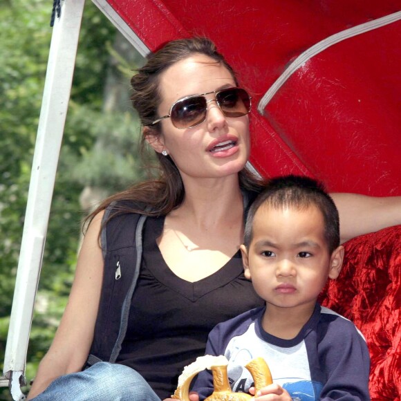 Tout juste arrivée de Londres, l'actrice Angelina Jolie emmène son fils Maddox pour leur activité préférée, une promenade en calèche dans Central Park. Ils ont également fait un tour de carrousel. L'actrice est en ville pour promouvoir son nouveau film avec Brad Pitt Mr et Mrs Smith à New York le 1er juin 2005. Photo par Ramey Agency/ABACA