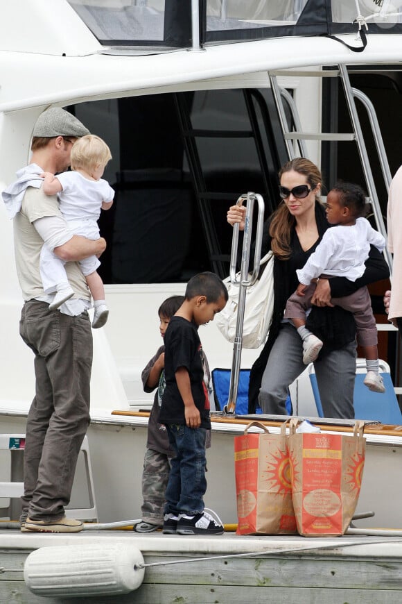 Angelina Jolie prend le temps de rejoindre son partenaire Brad Pitt et le reste de la famille pour une croisière sur le lac Michigan à Chicago. Les quatre enfants du couple, Maddox (t-shirt noir), Pax Thein (t-shirt kaki), Zahara (portée par Angelina) et Shiloh (portée par Brad) sont tous sortis sur l'eau avec leurs parents. La famille avait affrété un bateau pour assister au festival annuel "Water and Air", qui en est à sa 49e année et qui est le plus long festival de ce type sur deux jours. Le lac était très agité et les plus jeunes semblaient en souffrir car le bateau a rapidement fait demi-tour et est retourné à la jetée après seulement 45 minutes sur l'eau.