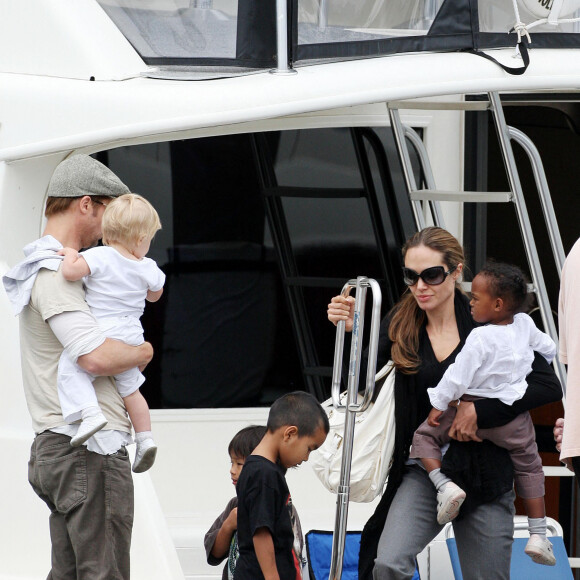 Angelina Jolie prend le temps de rejoindre son partenaire Brad Pitt et le reste de la famille pour une croisière sur le lac Michigan à Chicago. Les quatre enfants du couple, Maddox (t-shirt noir), Pax Thein (t-shirt kaki), Zahara (portée par Angelina) et Shiloh (portée par Brad) sont tous sortis sur l'eau avec leurs parents. La famille avait affrété un bateau pour assister au festival annuel "Water and Air", qui en est à sa 49e année et qui est le plus long festival de ce type sur deux jours. Le lac était très agité et les plus jeunes semblaient en souffrir car le bateau a rapidement fait demi-tour et est retourné à la jetée après seulement 45 minutes sur l'eau.