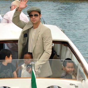 Brad Pitt, Angelina Jolie (portant des lunettes de soleil Bulgari) et les enfants montent à bord d'un bateau alors qu'ils quittent Venise, en Italie, le 3 septembre 2007. Photo par Xposure/ABACAPRESS.COM