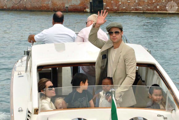 Brad Pitt, Angelina Jolie (portant des lunettes de soleil Bulgari) et les enfants montent à bord d'un bateau alors qu'ils quittent Venise, en Italie, le 3 septembre 2007. Photo par Xposure/ABACAPRESS.COM