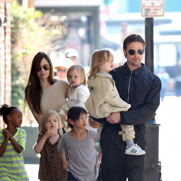 Shiloh, Maddox, Pax, Vivienne, Knox et Zahara, chez les Brangelina, on a fait dans l'originalité, mais les prénoms ont un sens.
Angelina Jolie et Brad Pitt emmènent tous leurs enfants, Shiloh, Maddox, Pax, Vivienne, Knox et Zahara, faire une promenade pour collecter des bonbons à la Nouvelle-Orléans, LA. Photo par Splash News/ABACAPRESS.COM