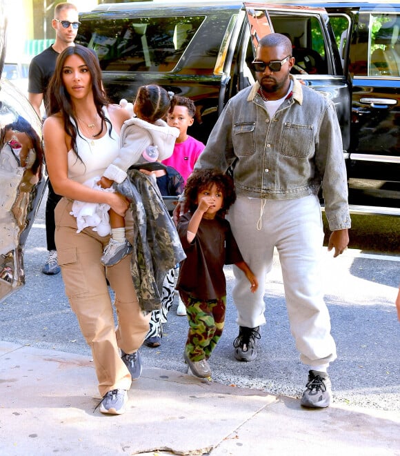 Kim Kardashian et Kanye, ici avec North, Saint et Chicago, sont allé puiser du côté de la géographie et de la bible.
Kim Kardashian et Kanye West emmènent leurs adorables enfants à l'office du dimanche à New York, le jour de la sortie de son nouvel album, "Jesus is King". Kanye a quitté l'hôtel en premier, avant que Kim ne se rende au service avec 3 de leurs 4 enfants, North, Saint et Chicago. New York City, NY, États-Unis, 29 septembre 2019. Photo by Diggzy/Splash News/ABACAPRESS.COM