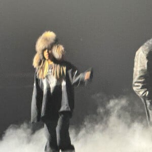 Kanye West est rejoint sur scène par sa fille North West dans une nouvelle salle de Las Vegas pour un concert de dernière minute après le Super Bowl.