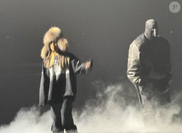 Kanye West est rejoint sur scène par sa fille North West dans une nouvelle salle de Las Vegas pour un concert de dernière minute après le Super Bowl.