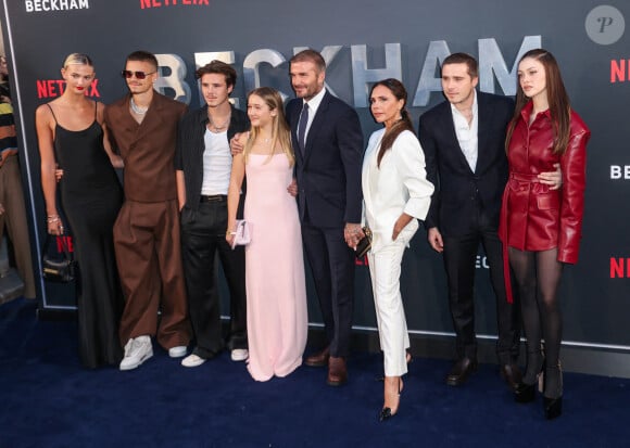 Mia Regan, Romeo Beckham, Cruz Beckham, Harper Beckham, David Beckham, Victoria Beckham, Brooklyn Beckham, Nicola Peltz Beckham arrivant à la première de Beckham, Curzon Mayfair, Londres, Royaume-Uni, 3 octobre 2023. Photo par Brett D. Cove/Splash News/ABACAPRESS.COM