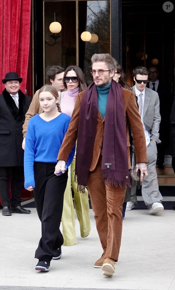 David, Cruz, Harper, Victoria, Brooklyn, Nicola Pletz, Beckham, quittent leur hôtel La Reserve et se rendent au restaurant La Maison Blanche Av Montaigne, Fashion week Paris, 4 mars 2023 à Paris, France. Photo par ABACAPRESS.COM