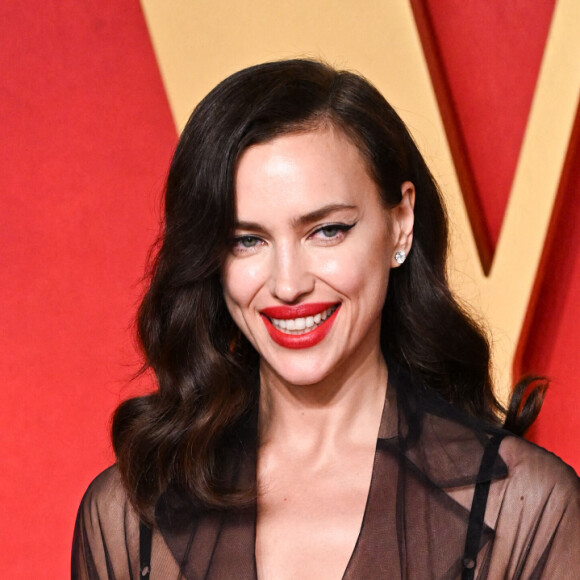 Irina Shayk arrive à la soirée des Oscars de Vanity Fair, Los Angeles, le 11-03-2024.