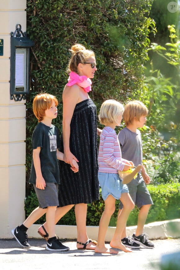 Julia Roberts et leurs trois enfants Phinnaeus, Hazel et Henry profitent de vacances sur la Côte d'Azur le 17 mai 2014. Photo par ABACAPRESS.COM