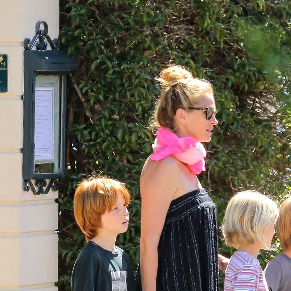 Julia Roberts et leurs trois enfants Phinnaeus, Hazel et Henry profitent de vacances sur la Côte d'Azur le 17 mai 2014. Photo par ABACAPRESS.COM