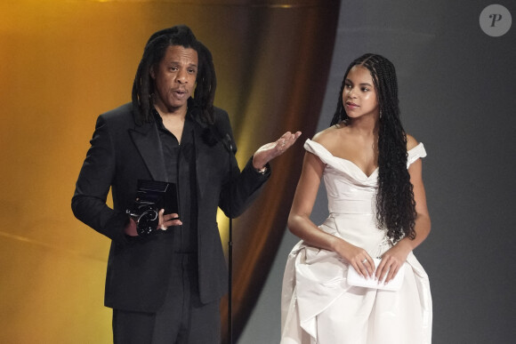 Jay-Z , à gauche, accepte le Dr. Dre Global Impact Award avec sa fille Blue Ivy sur scène lors de la 66e édition des Grammy Awards au Crypto.com Arena à Los Angeles, CA, USA, le dimanche 4 février 2024. Photo de Robert Hanashiro-USA Today/SPUS/ABACAPRESS.COM