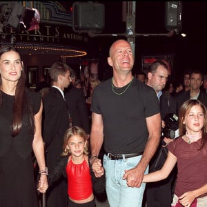 MGM Pictures présente la première mondiale de Bandits au Mann Village Theater. Sur la photo : Bruce Willis & Demi Moore avec les enfants Rumer, Tallulah belle & Scout larue. Los Angeles-CA-USA. 04/10/2001.