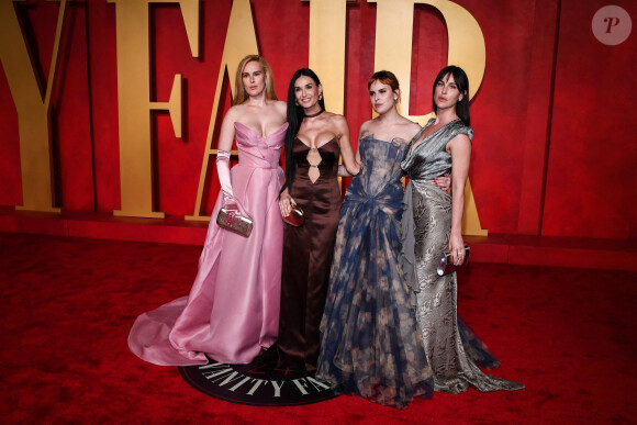 Rumer Willis, Demi Moore, Tallulah Willis et Scout LaRue Willis marchant sur le tapis rouge lors de la 2024 Vanity Fair Oscar Party qui s'est tenue au Wallis Annenberg Center for the Performing Arts à Beverly Hills, CA le 10 mars 2024. (Photo par Anthony Behar/SPUS/ABACAPRESS.COM)