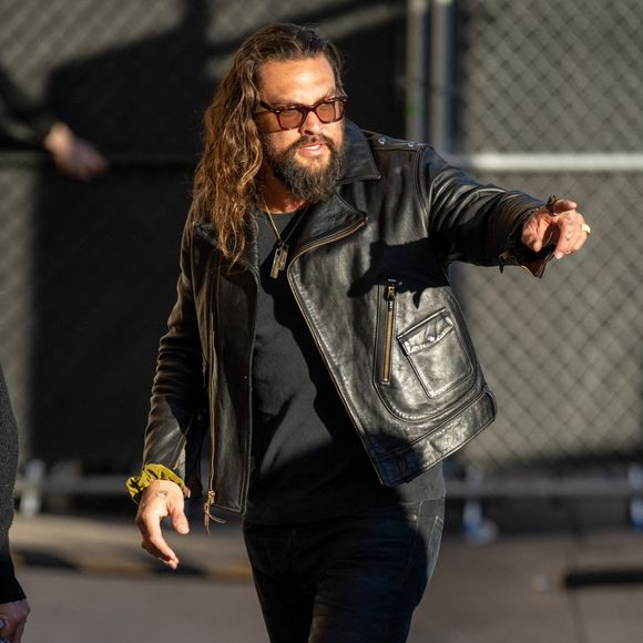 L'acteur principal d'Aquaman, Jason Momoa, est présent dans les studios de Jimmy Kimmel Live ! pour signer des autographes, le 23 janvier 2024 à Los Angeles, CA, USA. Photo par Bauer-Griffin/INSTARimages/ABACAPRESS.COM