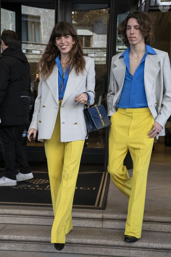 Telle mère, tel fils ? Pas sur la longueur du prénom. Lou Doillon avec Marlowe Jack Tiger...
Lou Doillon et son fils Marlowe Jack Tiger quittent leur hôtel pour se rendre au défilé de Gucci lors de la semaine de la mode féminine de Milan automne-hiver 2020-2021, le 19 février 2020 à Milan, Italie. Photo par Marco Piovanotto/ABACAPRESS.COM