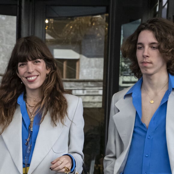 Telle mère, tel fils ? Pas sur la longueur du prénom. Lou Doillon avec Marlowe Jack Tiger...
Lou Doillon et son fils Marlowe Jack Tiger quittent leur hôtel pour se rendre au défilé de Gucci lors de la semaine de la mode féminine de Milan automne-hiver 2020-2021, le 19 février 2020 à Milan, Italie. Photo par Marco Piovanotto/ABACAPRESS.COM