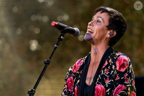 Alanis Morissette se produit lors de la soirée de bienfaisance "One Love Malibu" au King Gillette Ranch à Calabasas, Los Angeles, CA, États-Unis, le 2 décembre 2018. Photo par Paul A. Hebert/Press Line Photos/Splash News/ABACAPRESS.COM