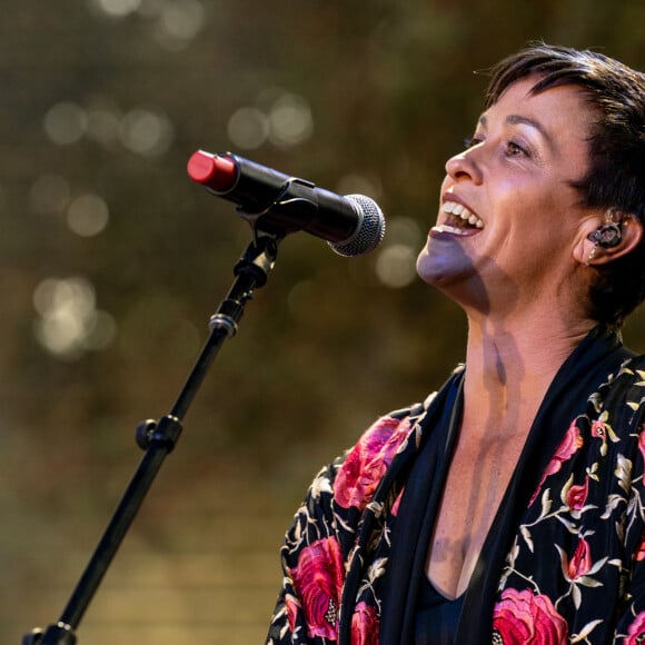 Alanis Morissette se produit lors de la soirée de bienfaisance "One Love Malibu" au King Gillette Ranch à Calabasas, Los Angeles, CA, États-Unis, le 2 décembre 2018. Photo par Paul A. Hebert/Press Line Photos/Splash News/ABACAPRESS.COM