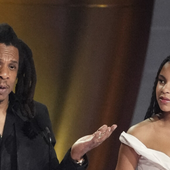 Jay-Z et sa fille Blue Ivy sur scène lors de la 66e édition des Grammy Awards au Crypto.com Arena à Los Angeles, CA, USA, le dimanche 4 février 2024. Photo de Robert Hanashiro-USA Today/SPUS/ABACAPRESS.COM