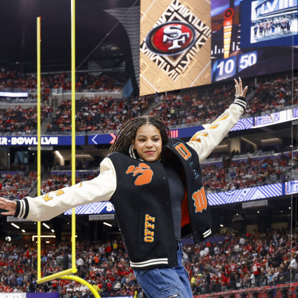 Blue Ivy, la fille aînée de Jay-Z, saute dans la zone d'en-but avant le Super Bowl LVIII au stade Allegiant à Las Vegas, Nevada, le dimanche 11 février 2024. Photo par John Angelillo/UPI/ABACAPRESS.COM