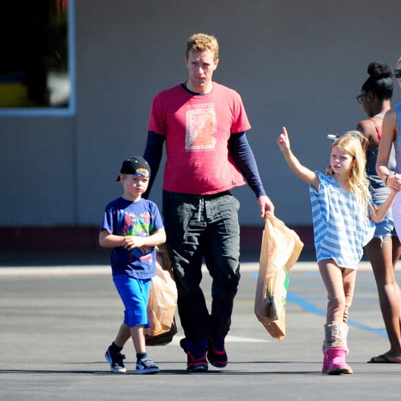 Gwyneth Paltrow et Chris Martin emmènent leurs enfants, Apple et Moses, chez Toys "R" Us à Culver City. Los Angeles, CA, USA, 25 octobre 2012. Photo by GSI/ABACAPRESS.COM