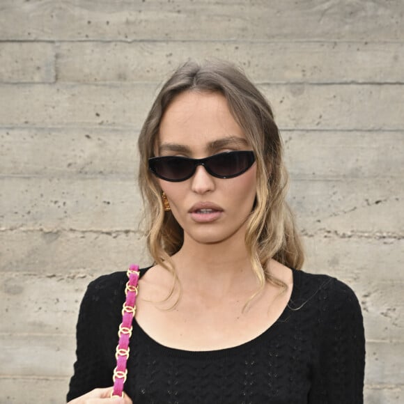 Lily-Rose Depp, quant à elle, avait tenté un autre genre de tenue et a dévoilé son ventre.
Lily-Rose Depp au photocall du défilé croisière Chanel 2024-2025 à la Cité radieuse à Marseille, France, le 2 mai 2024. © Olivier Borde/Bestimage 