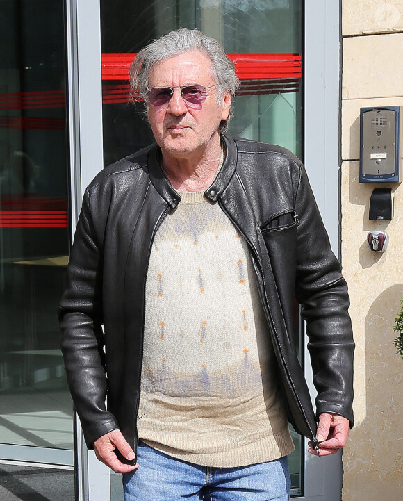 Daniel Auteuil - Les invités de l'émission des "Grosses Têtes" à la sortie des studios RTL à Neuilly-sur-Seine, France, le 30 mars 2023. © Jonathan Rebboah/Panoramic/bestimage