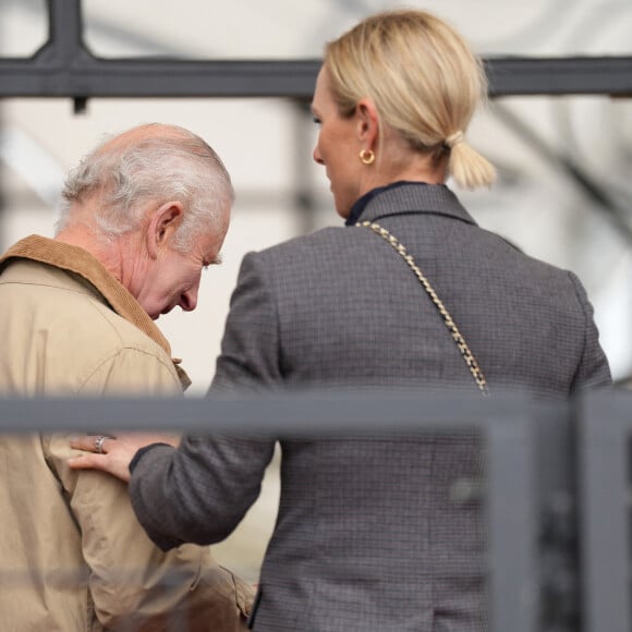 Le roi Charles III d'Angleterre, et Zara Phillips (Zara Tindall), se retrouvent au concours hippique Royal Windsor Horse Show à Windsor, le 3 mai 2024. Trois mois auparavant, le souverain, atteint d'un cancer, avait suspendu ses activités officielles sur avis des médecins. Le roi Charles III poursuit son traitement et reprend ses engagements de façon progressive depuis le 30 avril 2024. 