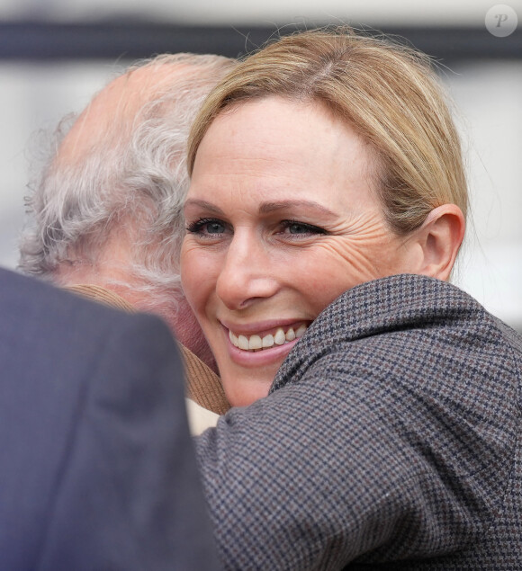 Tous les deux ont échangé un adorable câlin ! 
Le roi Charles III d'Angleterre, et Zara Phillips (Zara Tindall), se retrouvent au concours hippique Royal Windsor Horse Show à Windsor, le 3 mai 2024. 