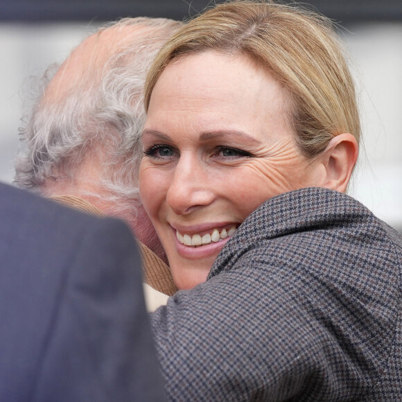 Tous les deux ont échangé un adorable câlin ! 
Le roi Charles III d'Angleterre, et Zara Phillips (Zara Tindall), se retrouvent au concours hippique Royal Windsor Horse Show à Windsor, le 3 mai 2024. 