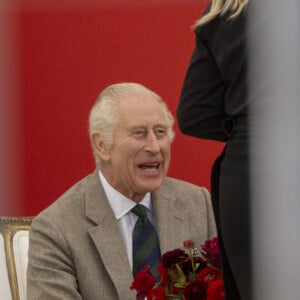 Le roi Charles III d'Angleterre, et Z.Phillips (Z.Tindall), assistent au concours hippique Royal Windsor Horse Show à Windsor, le 3 mai 2024.