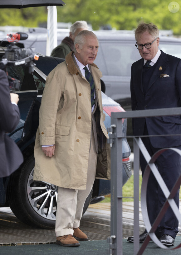 Le roi Charles III d'Angleterre, et Z.Phillips (Z.Tindall), assistent au concours hippique Royal Windsor Horse Show à Windsor, le 3 mai 2024. w.