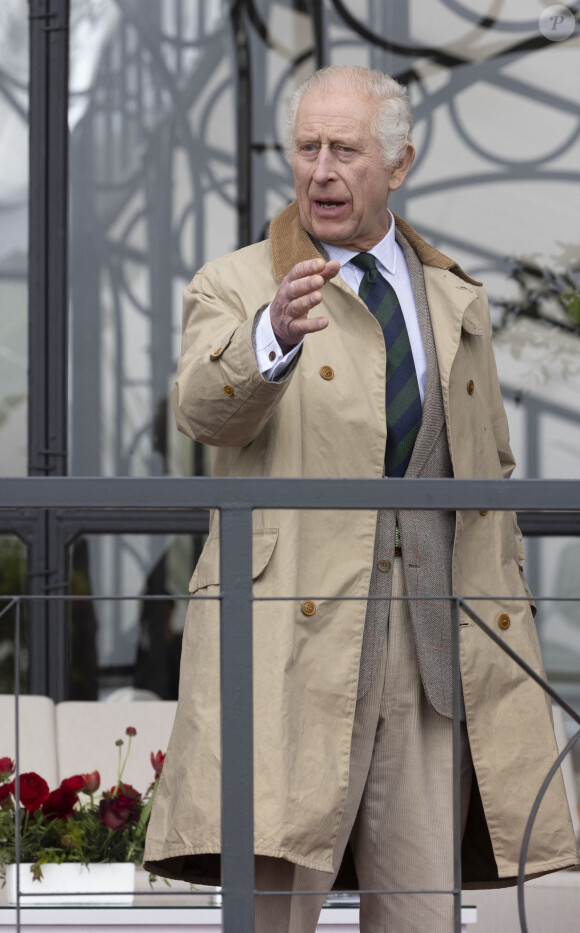 Le roi Charles III d'Angleterre, et Z.Phillips (Z.Tindall), assistent au concours hippique Royal Windsor Horse Show à Windsor, le 3 mai 2024.